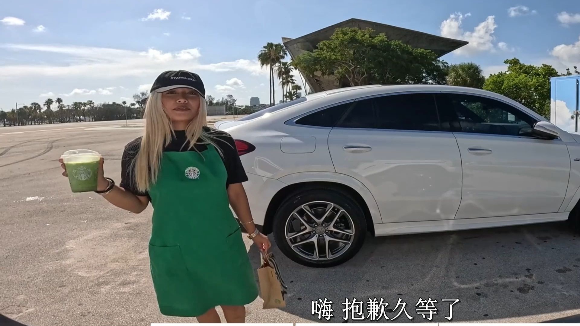 捷克街头-齐刘海彩色披肩发的丰满校服调酒师
